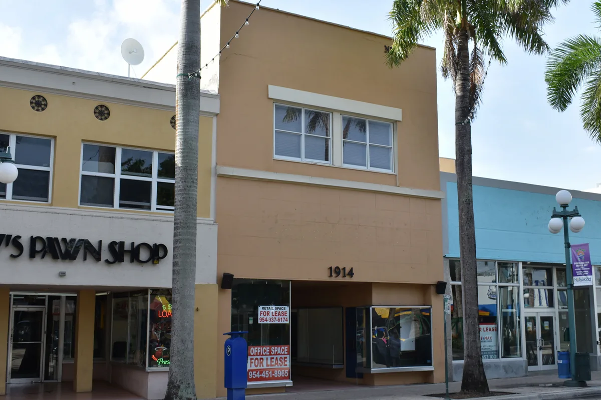 Shops and palm trees on Hollywood Boulevard in Hollywood, Florida